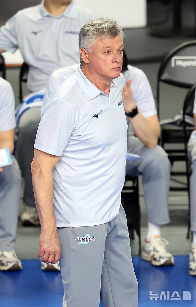 [천안=뉴시스] 이영환 기자 = 6일 오후 충남 천안시 서북구 유관순체육관에서 열린 2025-2026 V-리그 남자부 챔피언결정전 3차전 현대캐피탈과 대한항공의 경기, 헤난 달 조토 대한항공 감독이 경기를 지켜보고 있다. 2026.04.06. 20hwan@newsis.com