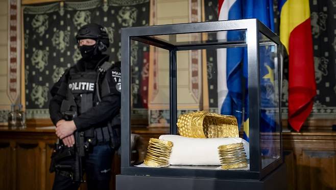 도난당했던 황금 투구와 팔찌 [출처=게티이미지]