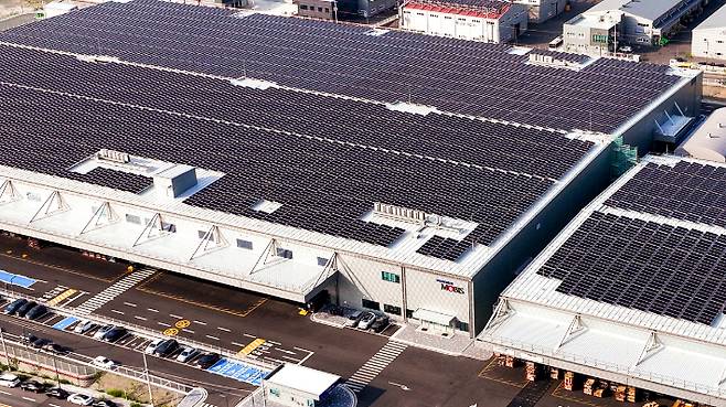 현대모비스 영남물류센터에 설치된 태양광 발전 설비. 연합뉴스