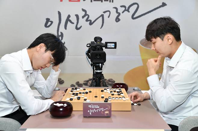 '맥심커피배' 4강전의 신진서 9단(사진 왼쪽) vs 박정환 9단. 국후 복기 장면으로 패배한 신진서가 괴로운 표정을 짓고있다. 한국기원 제공