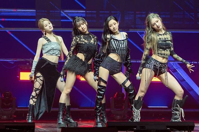 키스오브라이프가 타이틀곡 '후 이즈 쉬' 무대를 선보이고 있다. S2엔터테인먼트 제공