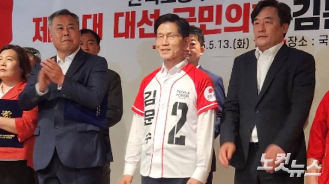 지난해 대선 당시 국민의힘 김문수 후보(중앙)에 대한 한국노총 부산본부 출신의 국민의힘 박진수 비례 부산 시의원(왼쪽)과 정동만 국민의힘(오른쪽) 부산시당 위원장. 서민선 기자