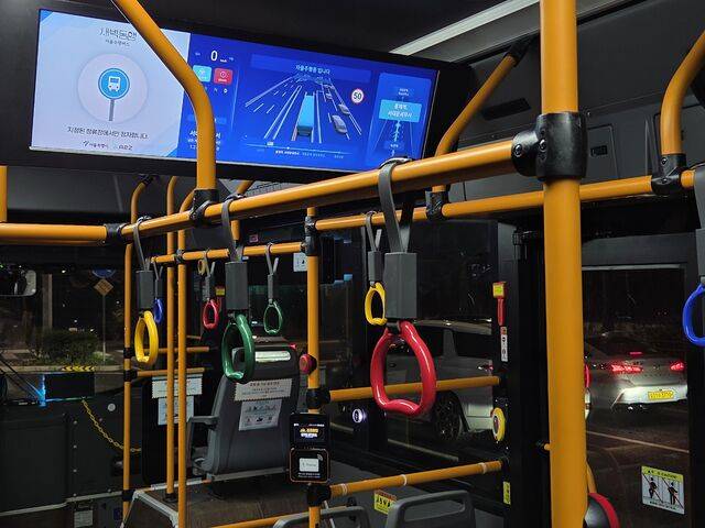 버스 속도와 주변 도로 상황을 표시하는 모니터 모습.