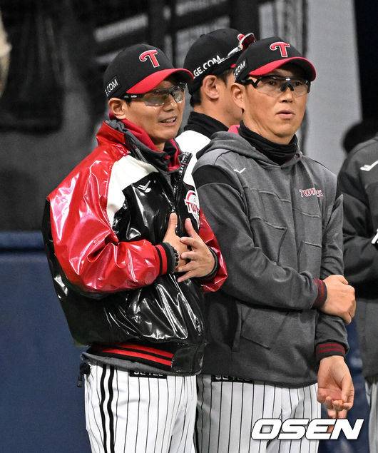 [OSEN=고척, 이대선 기자] 프로야구 LG 트윈스가 키움 히어로즈를 꺾고 위닝시리즈에 성공했다.LG는 5일 서울 고척 스카이돔에서 열린 2026 KBO리그 키움과 경기에서 6-5로 승리했다. LG는 선발 전원 안타 기록을 세우며 승리, 4승4패 승률 5할을 맞췄다. 키움은 2승 6패가 됐다. 있다. 2026.04.05 /sunday@osen.co.kr