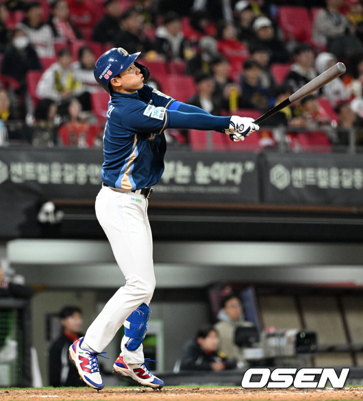 [OSEN=광주, 이대선 기자] 4일 광주-기아 챔피언스필드에서 2026 신한 SOL KBO리그 KIA 타이거즈와 NC 다이노스의 경기가 열렸다.이날 KIA는 이의리, NC는 커티스 테일러를 선발로 내세웠다.9회초 무사에서 NC 신재인이 외야플라이로 물러나고 있다. 2026.04.04 /sunday@osen.co.kr