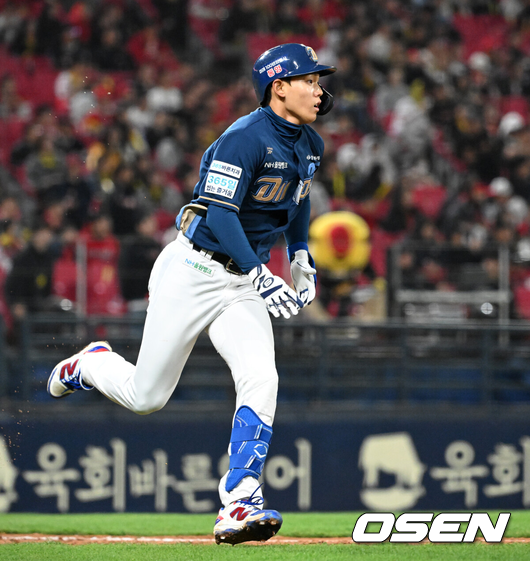 [OSEN=광주, 이대선 기자] 4일 광주-기아 챔피언스필드에서 2026 신한 SOL KBO리그 KIA 타이거즈와 NC 다이노스의 경기가 열렸다.이날 KIA는 이의리, NC는 커티스 테일러를 선발로 내세웠다.2회초 무사에서 NC 신재인이 좌월 솔로 홈런을 치고 그라운드를 달리고 있다. 2026.04.04 /sunday@osen.co.kr