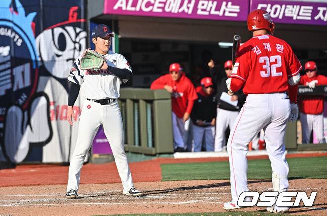 [OSEN=부산, 이석우 기자] 5일 부산 사직야구장에서 2026 신한 SOL KBO 리그 롯데 자이언츠와 SSG 랜더스의 경기가 열렸다. 홈팀 롯데는 박세웅이, 방문팀 SSG는 베니지아노가 선발 출전했다.롯데 자이언츠 최준용이 9회초 1사 2루 SSG 랜더스 김재환 타석때 폭투를 던지고 홈 백업을 들어와 아쉬워하고있다. 2026.04.05 / foto0307@osen.co.kr