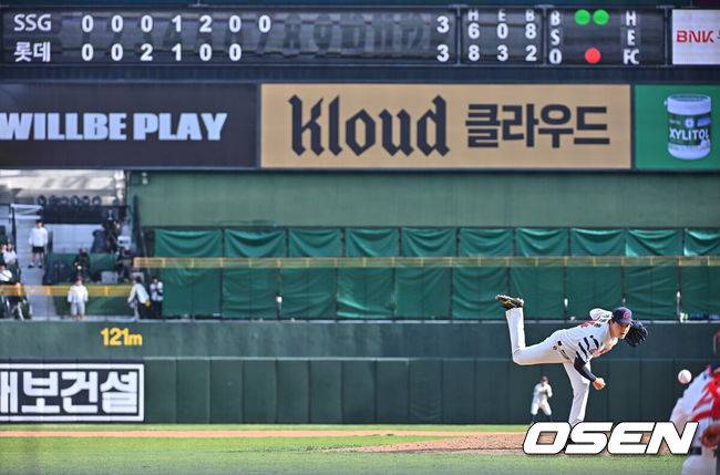 [OSEN=부산, 이석우 기자] 5일 부산 사직야구장에서 2026 신한 SOL KBO 리그 롯데 자이언츠와 SSG 랜더스의 경기가 열렸다. 홈팀 롯데는 박세웅이, 방문팀 SSG는 베니지아노가 선발 출전했다.롯데 자이언츠 김원중이 7회 등판 투구를 하고 있다. 2026.04.05 / foto0307@osen.co.kr