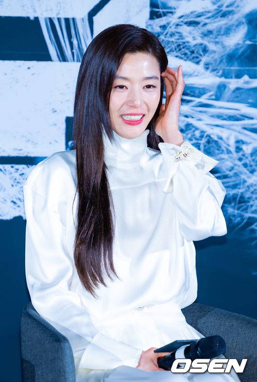 [OSEN=민경훈 기자] 6일 오전 서울 용산구 CGV 용산아이파크몰에서 영화 '군체' 제작보고회가 열렸다.