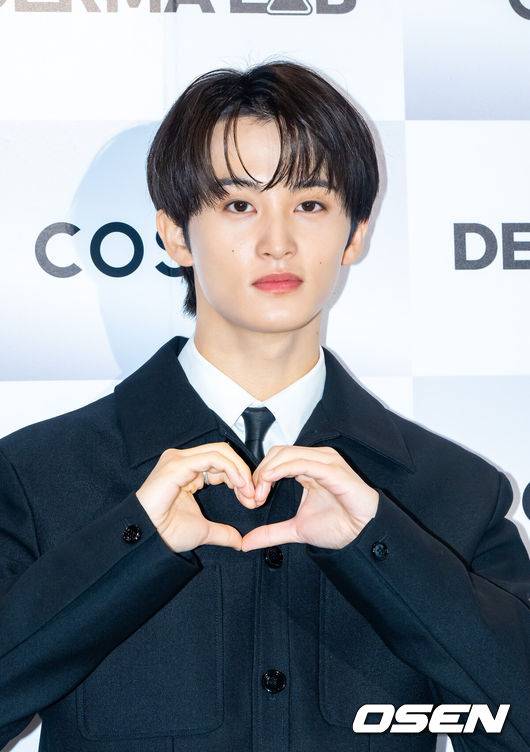 [OSEN=박준형 기자] 24일 오후 서울 성동구 스테이지35 성수에서 한 브랜드 팝업스토어 오픈 기념 포토콜 행사가 진행됐다.이날 행사에는 NCT 마크가 참석했다.NCT 마크가 포즈를 취하고 있다.  2025.11.24  / soul1014@osen.co.kr