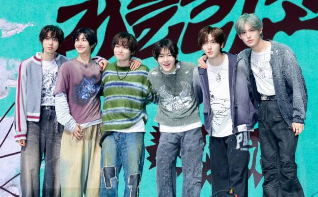 [OSEN=지형준 기자] 6일 서울 광진구 광장동 예스24 라이브홀에서 JYP 그룹 킥플립 미니 4집 발매 기념 프레스 쇼케이스가 열렸다.  킥플립은 네 번째 미니 앨범 'My First Kick'(마이 퍼스트 킥)을 통해 20대의 프롤로그이자 눈부신 청춘의 첫 도전을 담아냈다. 신작에는 타이틀곡 '눈에 거슬리고 싶어'와 선공개곡 'Twenty'(트웬티)를 포함해 'Stup!d'(스튜피드), '거꾸로', 'Scroll'(스크롤), 'Roar'(로어), 'My Direction'(마이 디렉션)까지 총 7곡이 수록되며 전곡 크레디트에 멤버들이 이름을 올려 한층 성장한 음악 잠재력을 확인할 수 있다.  킥플립이 포토타임을 하고 있다. 2026.04.06 / jpnews@osen.co.kr