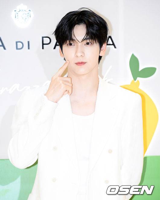 [OSEN=조은정 기자]8일 오전 서울 송파구 롯데 에비뉴엘 잠실점에서 한 이탈리아 니치 향수 브랜드 팝업 오픈 기념 포토월 행사가 열렸다.이날 행사에는&nbsp;TXT(투모로우바이투게더) 수빈, 황희찬, 유승호, 공명, 손나은, 이즈나 세비&사랑이 참석했다.TXT(투모로우바이투게더) 수빈이 포즈를 취하고 있다. 2025.07.08 /cej@osen.co.kr