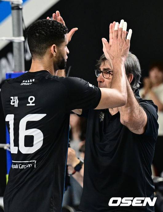 [OSEN=천안, 조은정 기자]현대캐피탈이 안방에서 귀중한 1승을 챙겼다.현대캐피탈은 6일 천안유관순체육관에서 열린 2025-2026 V리그 남자부 챔피언결정전 3차전에서 대한항공을 세트 스코어 3-0 (25-16 25-23 26-24) 승리를 거뒀다.현대캐피탈이 감독이 레오와 승리를 기뻐하고 있다. 2026.04.06 /cej@osen.co.kr