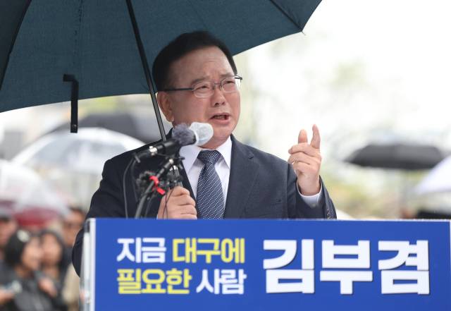 ▲더불어민주당 소속 김부겸 전 국무총리가 30일 오후 대구 중구 동성로 2·28기념중앙공원에서 대구시장 선거 출마를 밝히고 있다. ⓒ연합뉴스