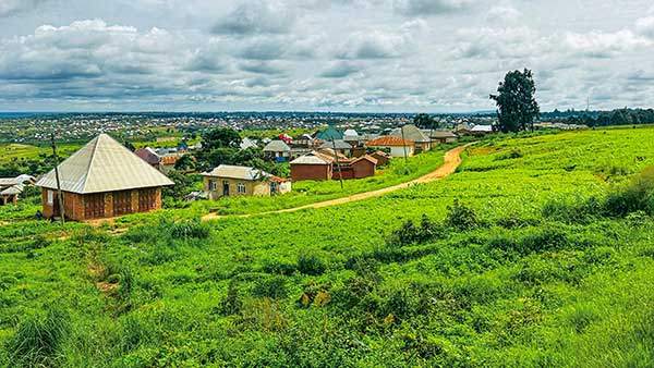 열차가 탄자니아 국경을 넘자 풍경이 달라졌다. 넓게 펼쳐진 마을과 반듯한 집들이 눈에 들어왔다.