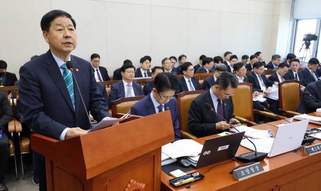 [구윤철 부총리 겸 재정경제부 장관이 2일 국회에서 열린 재정경제기획위원회 전체 회의에서 2026년도 제1회 추가경정예산안에 관해 설명하고 있다. (사진=연합뉴스)]