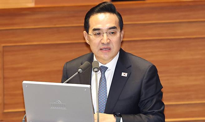 박홍근 기획예산처 장관이 6일 서울 여의도 국회에서 열린 제434회국회(임시회) 제2차 본회의에서 오기형 더불어민주당 의원의 경제에 관한 대정부질문에 답변을 하고 있다. 뉴시스