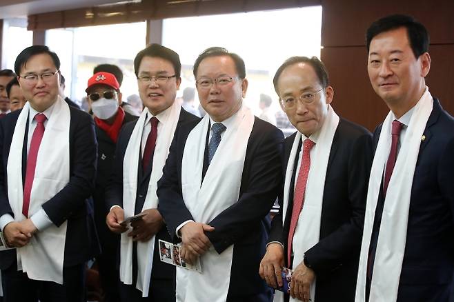 한자리에 모인 여야 대구시장 후보들 - 6·3 지방선거 더불어민주당 대구시장 후보인 김부겸 전 국무총리와 국민의힘 예비후보들이 5일 대구스타디움에서 열린 ‘2026 대구 기독교 부활절 연합예배’ 행사장에 나란히 서 있다. 왼쪽부터 홍석준 전 의원, 이재만 전 대구 동구청장, 김 전 총리, 추경호·최은석 의원. 대구 뉴스1