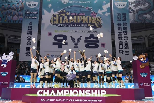 여자배구 GS칼텍스 선수들이 5일 서울 장충체육관에서 열린 2025~26 V리그 여자부 챔피언결정전 3차전에서 한국도로공사를 꺾고 5년 만에 우승 트로피를 들어올리며 기념사진을 찍고 있다. 연합뉴스