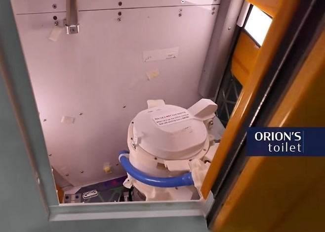 아르테미스 2호에 설치된 우주 화장실. 유튜브 캡쳐