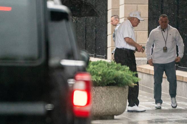 도널드 트럼프 미국 대통령이 5일(현지 시간) 워싱턴DC 트럼프 내셔널 골프클럽에 도착해 걸어가고 있다. 로이터연합뉴스