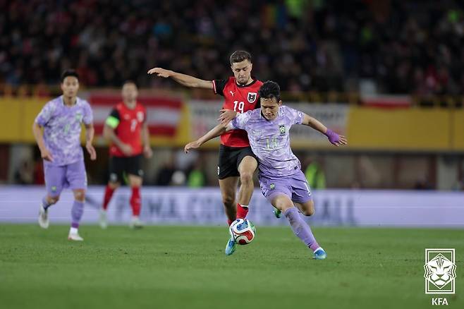 축구국가대표 윙백 이태석(오른쪽)이 3월 31일(현지 시간) 오스트리아 빈 에른스트 하펠 스타디움에서 열린 한국 축구대표팀과 오스트리아의 평가전에서 상대와 경합을 펼치고 있다. 뉴스1