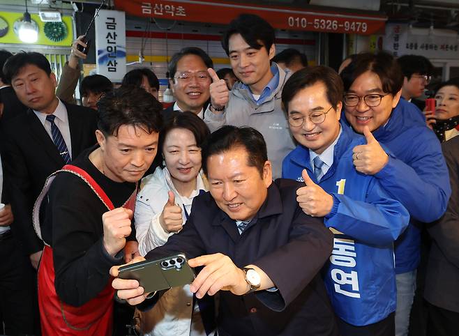 정청래 더불어민주당 대표가 6일 경기 수원시 팔달구 못골시장을 경기도지사 예비후보들과 함께 방문해 상인들과 함께 기념촬영을 하고 있다. 뉴스1