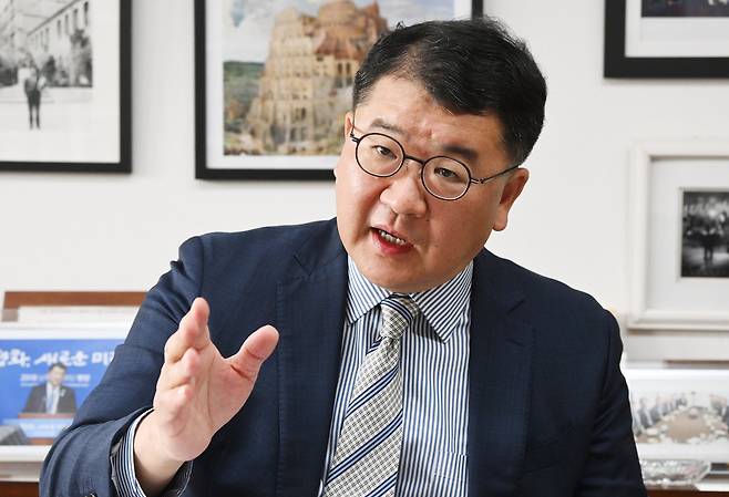 최종건 연세대 정치외교학과 교수가 6일 서울경제신문과의 인터뷰에서 “복합 위기 국면에서 한국은 수동적 대응을 넘어 동맹과 지역 네트워크를 동시에 활용하는 전략적 외교로 국익을 극대화해야 한다”고 강조하고 있다. 오승현기자