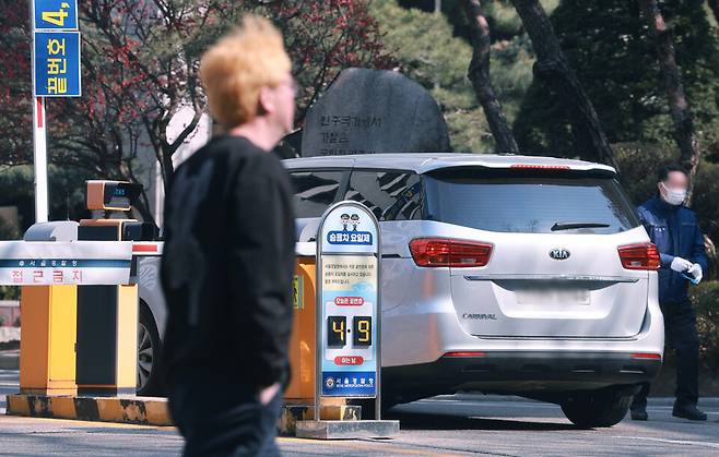 공공기관 승용차 부제가 오는 8일 2부제(홀짝제)로 강화되고 공공기관이 운영하는 공영주차장에 5부제가 시행된다. 정부가 2일 자정을 기해 원유 자원안보위기경보를 '주의'에서 '경계'로 격상하기로 한 데 따른 조처다. 사진은 2일 서울경찰청 주차장 입구 ⓒ연합뉴스