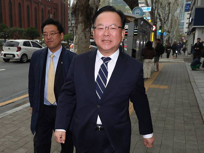 더불어민주당 대구시장 후보로 확정된 김부겸 전 국무총리가 6일 대구 중구에서 열린 기자 간담회에 참석하고자 이동하고 있다. ⓒ연합뉴스