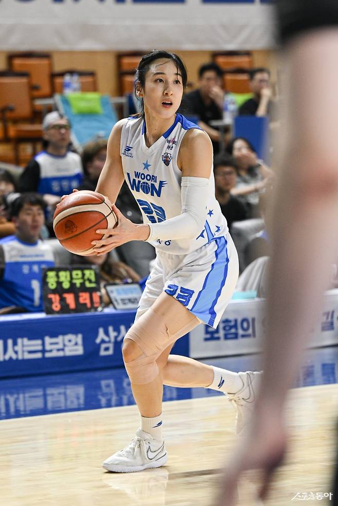 우리은행 주장 김단비가 3일 용인체육관서 열린 삼성생명전서 공격을 시도하고 있다. 사진제공|WKBL