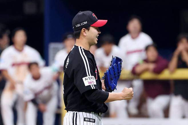 LG 유영찬은 5일 고척스카이돔서 열린 ‘2026 신한 SOL KBO리그’ 키움과 원정경기에 구원등판해 세이브를 거둔 뒤 미소를 보이고 있다. 사진제공|LG 트윈스