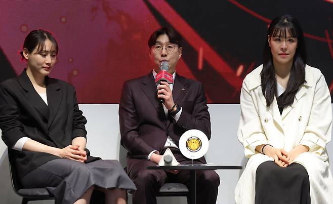 KB스타즈 강이슬, 김완수 감독, 박지수(왼쪽부터)가 6일 서울드래곤시티서 열린 PS 미디어데이서 각오를 전하고 있다. 서울|뉴시스