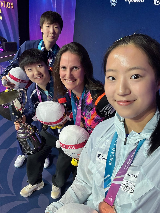 신유빈이 5일 ITTF 월드컵 여자단식 시상식에서 메달을 획득한 선수들과 셀카를 찍고 있다. ITTF 홈페이지