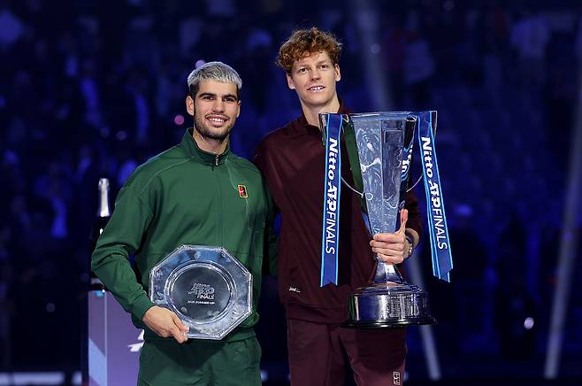 얀니크 신네르(오른쪽)가 지난해 이탈리아 토리노에서 열린 니토 ATP 파이널스 2025에서 우승한 뒤 카를로스 알카라스와 기념 사진을 찍고 있다. 게티이미지코리아