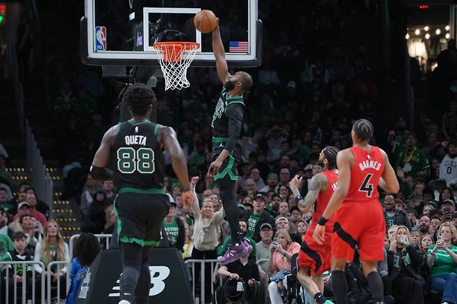 보스턴 제일런 브라운이 6일 토론토전에서 덩크슛을 하고 있다. Imagn Images연합뉴스