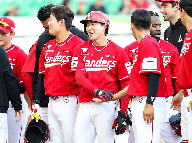 SSG 박성한(가운데)이 3월28일 KIA전에서 승리한 뒤 웃고 있다. SSG랜더스 제공