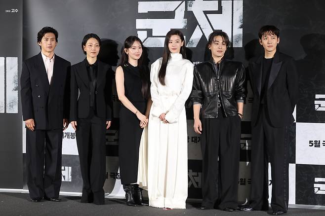 6일 서울 용산구 CGV용산아이파크몰에서 열린 영화 ‘군체’ 제작보고회에서 배우들이 포즈를 취하고 있다. 왼쪽부터 고수, 김신록, 신현빈, 전지현, 구교환, 지창욱. 연합뉴스