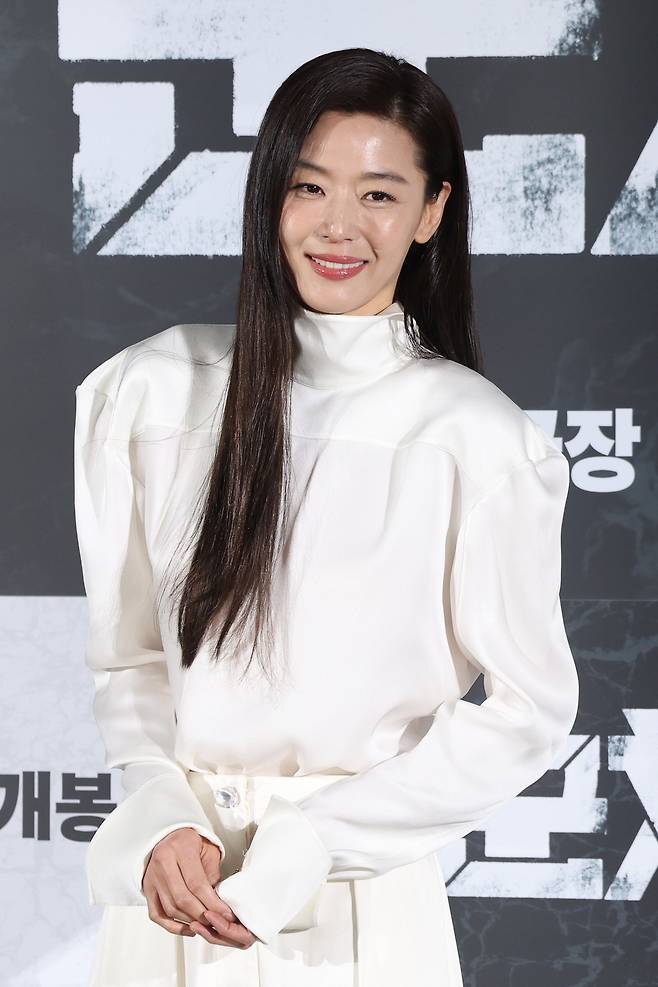 배우 전지현이 6일 서울 용산구 CGV용산아이파크몰에서 열린 영화 ‘군체’ 제작보고회에서 포즈를 취하고 있다. 연합뉴스