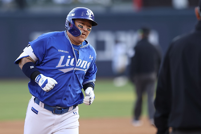 삼성 최형우가 지난 4일 수원 KT전 홈런을 때리고 베이스를 돌고 있다. 삼성 라이온즈 제공