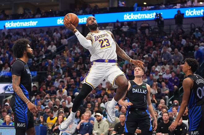 LA 레이커스 르브론 제임스가 6일 댈러스전에서 림을 향해 드라이브인 하고 있다. AP연합뉴스