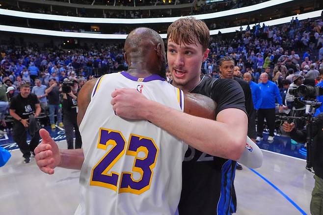 LA 레이커스 르브론 제임스가 6일 댈러스전을 마친 뒤 상대 신인 쿠퍼 플래그와 포옹을 나누고 있다. AP연합뉴스