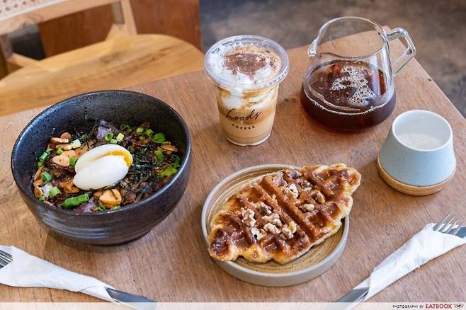 카라멜 월넛 크로플과 함께 즐기는 아이스모카. 사진제공|바탐관광청(Batam Tourism) /@hoodscoffee