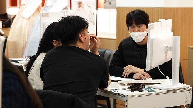 신혼여행 상담이 진행되고 있는 팜투어 서울본사 허니문 박람회 현장. 사진제공|팜투어