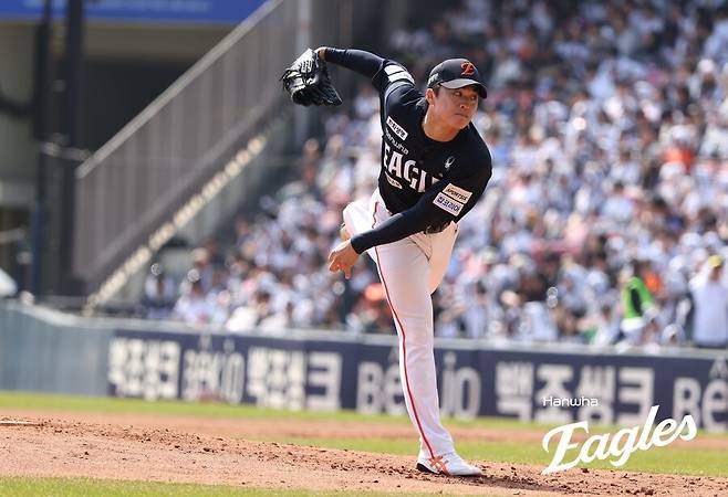 ▲ 왕옌청은 자신이 말했던 시점보다 더 빨리 페이스를 끌어올리며 시즌 첫 두 번의 등판에서 모두 승리투수를 따냈다 ⓒ한화 이글스