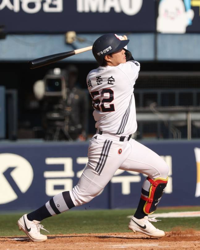 두산 박준순이 8회말 3루타를 날리고 있다. /사진=두산 베어스 제공