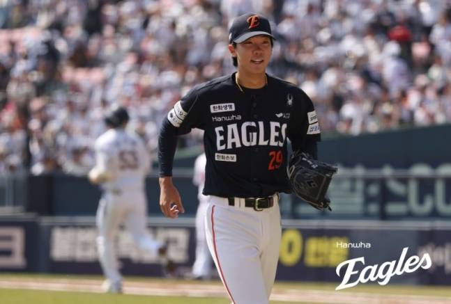 한화 이글스 황준서가 5일 서울시 송파구 잠실구장에서 열린 두산 베어스와 2026 신한 SOL KBO리그 방문경기에 선발 등판해 이닝을 무실점으로 마치고 밝은 미소로 더그아웃으로 향하고 있다. /사진=한화 이글스 제공