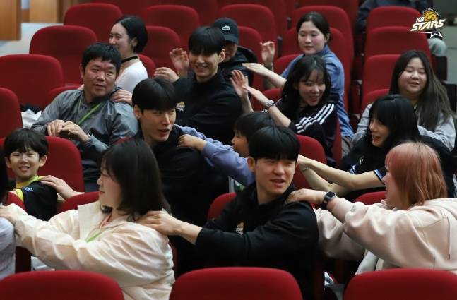 KB손해보험 선수들이 4일 수원 KB손해보험 인재니움에서 열린 2025~2026시즌 팬미팅에서 팬들과 함께했다. /사진=KB손해보험 스타즈 제공