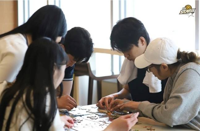 KB손해보험 선수들이 4일 수원 KB손해보험 인재니움에서 열린 2025~2026시즌 팬미팅에서 팬들과 함께 즐기고 있다. /사진=KB손해보험 스타즈 제공