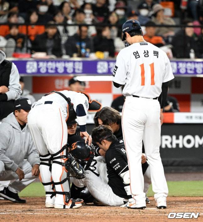 한화 투수 엄상백(오른쪽)이 지난 달 31일 투구에 얼굴 쪽을 맞고 쓰러진 KT 허경민을 지켜보고 있다. /사진=OSEN